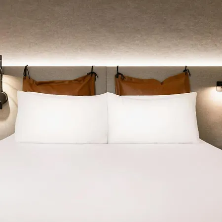 Moxy La Hotel Paris