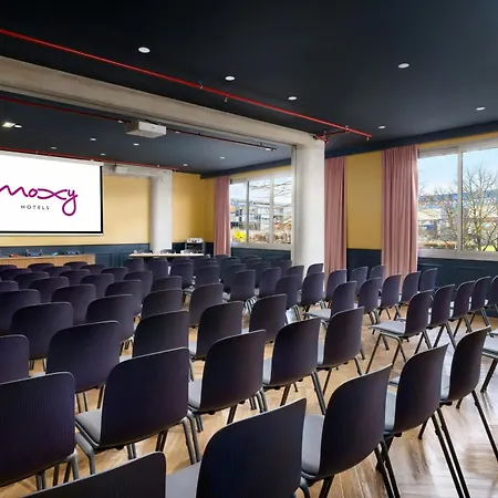 Moxy La Hotel Paris